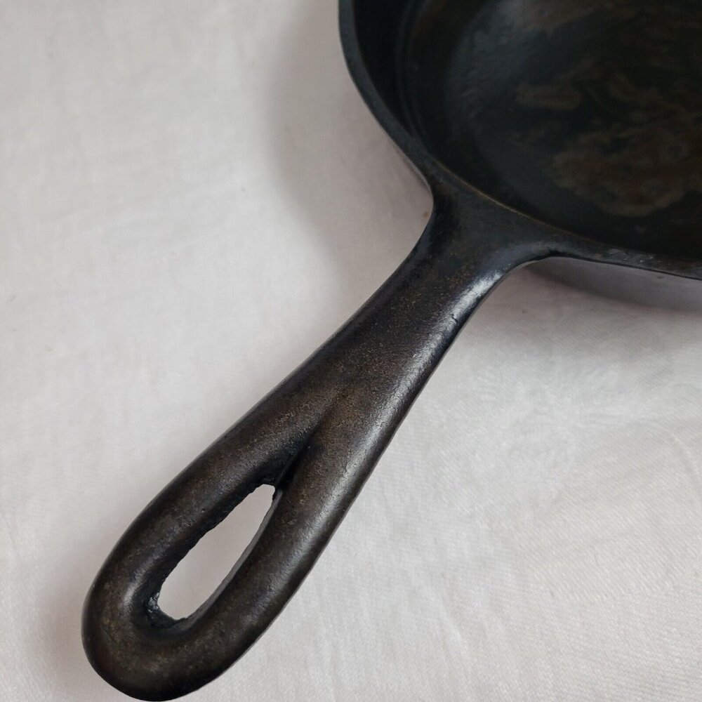 Vintage Cast Iron No. 3 frying pan seasoned 6 1/2" kitchenware camping cook EUC - Picture 4 of 6